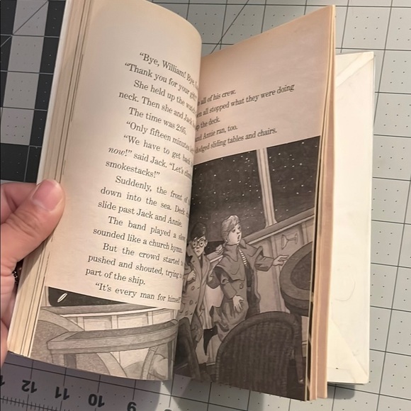 Scholastic Magic Tree House #17: Blue and Black Cover - Picture 5 of 5